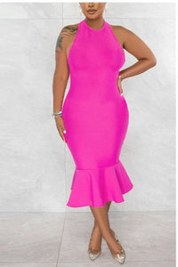Curves Unleashed: Embrace Your Figure in our Stunning Mermaid Midi Dress!